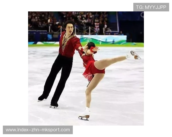 花样滑冰男神跳跃后摆造型太帅，秒变舞台焦点！